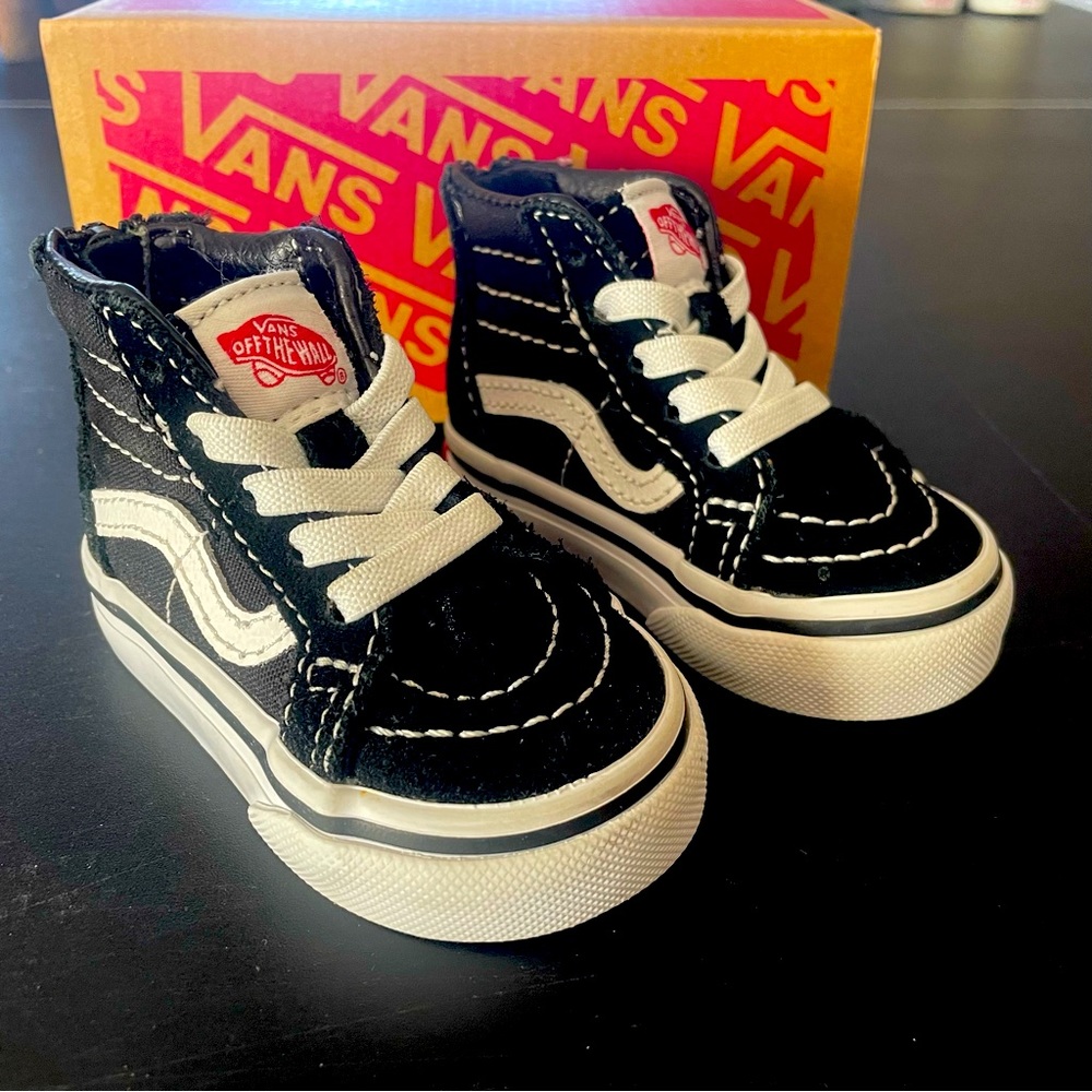 Toddler vans Sk8-Hi zip shoes. Black. Classic. Size 2.0.